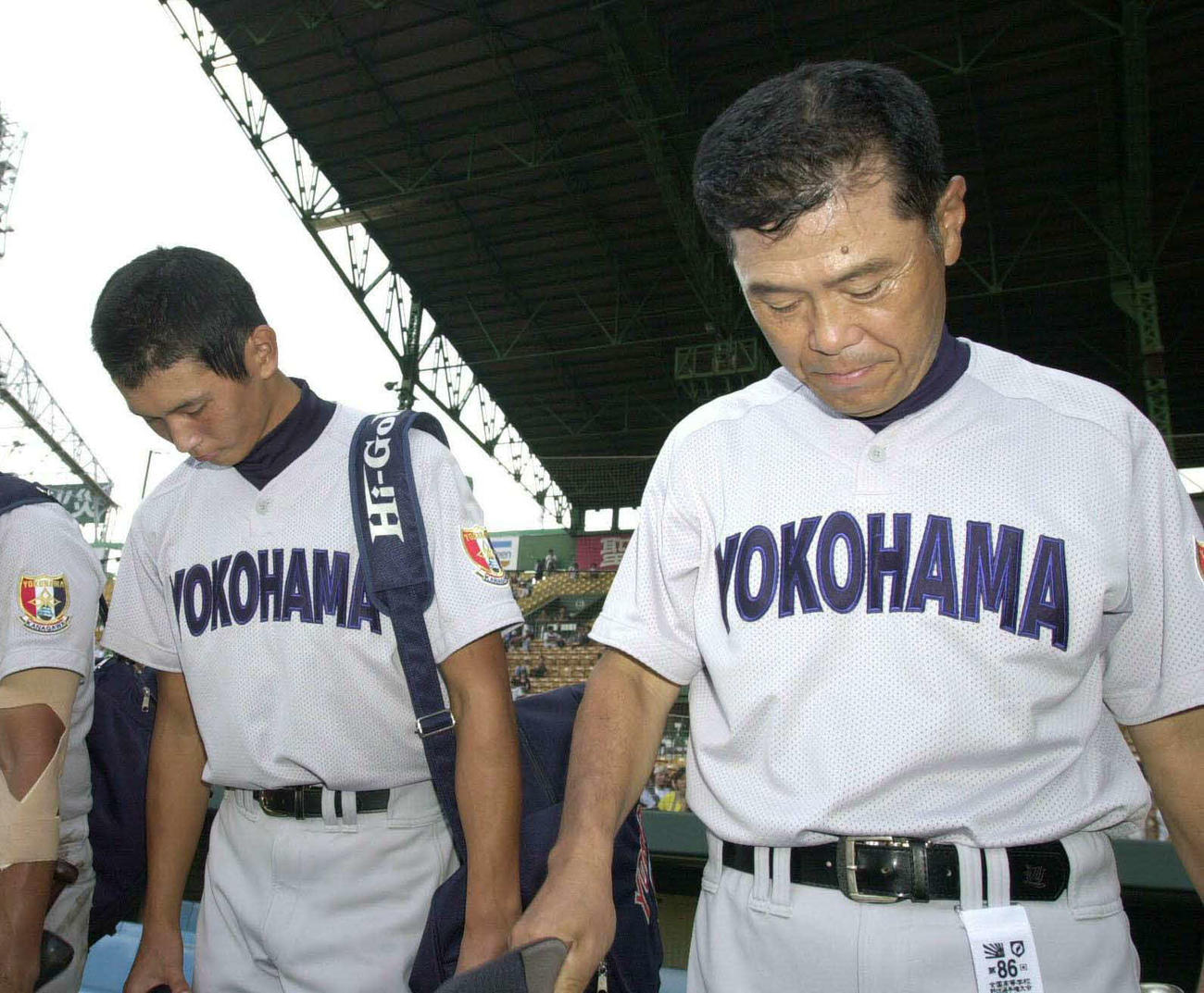 04年8月、夏の甲子園準々決勝の駒大苫小牧戦に敗れグラウンドに一礼をして甲子園を去る横浜渡辺監督（右）と涌井