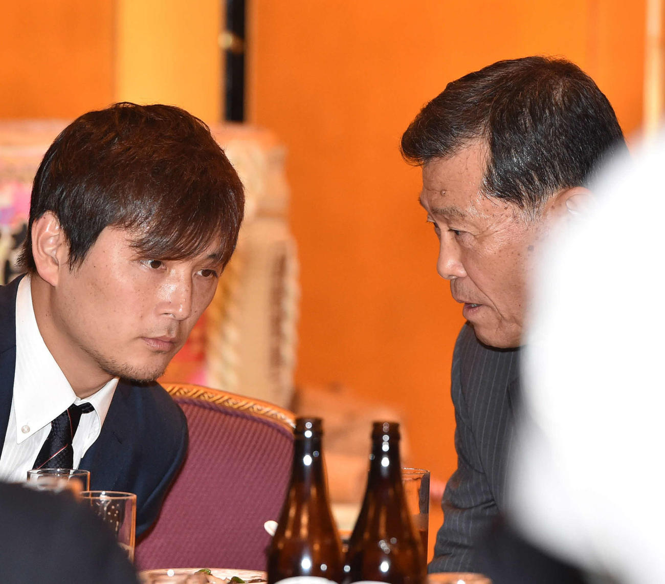 17年11月、「小倉さんの育成功労賞　受賞を祝う会」　会に参加し、横浜・渡辺前監督（右）と話しをするロッテ涌井