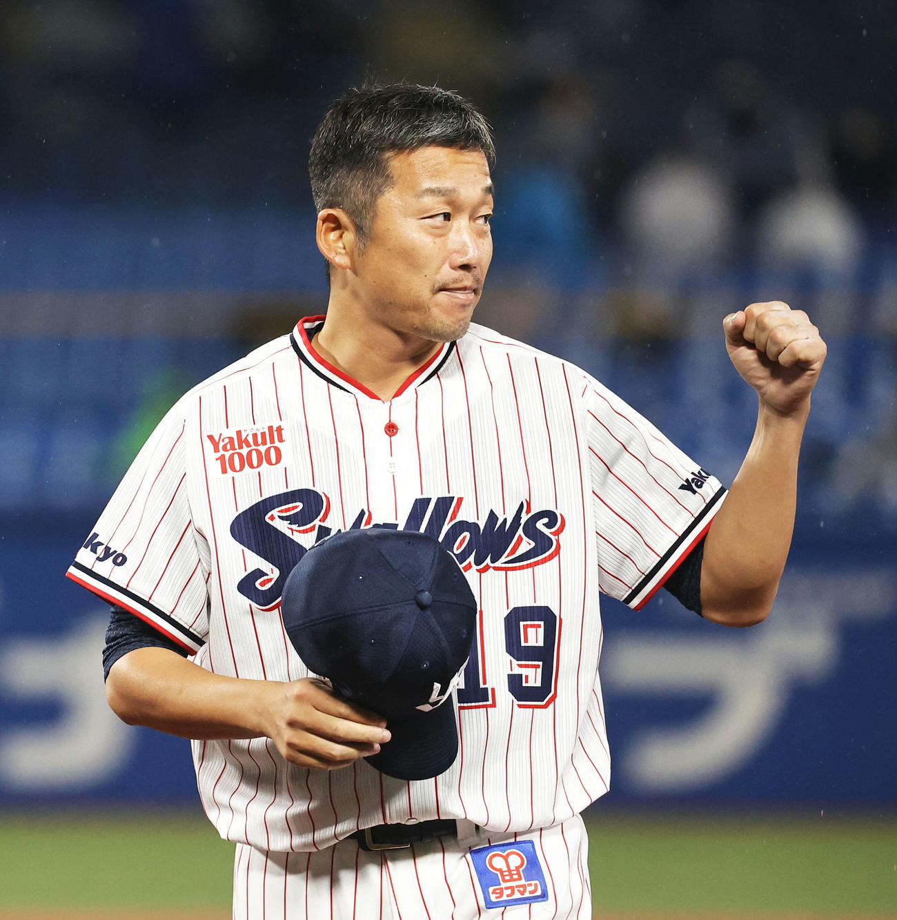 ヤクルト対西武　悪天候のため5回裏途中で試合終了となり、あいさつを終えガッツポーズするヤクルト石川（撮影・河田真司）