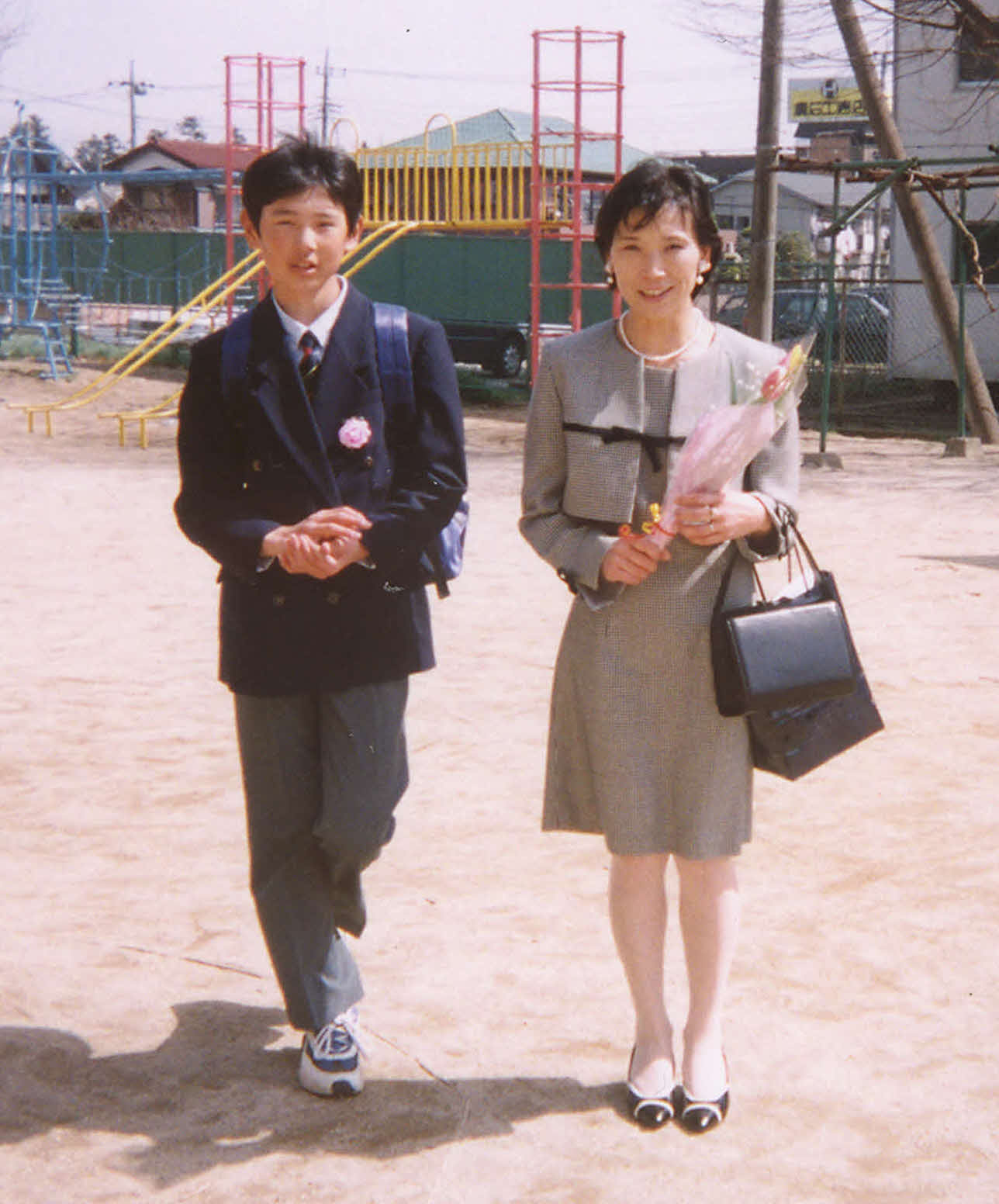 母たつ子さん（右）と松戸第六中の入学式に臨む当時12歳の涌井（家族提供）