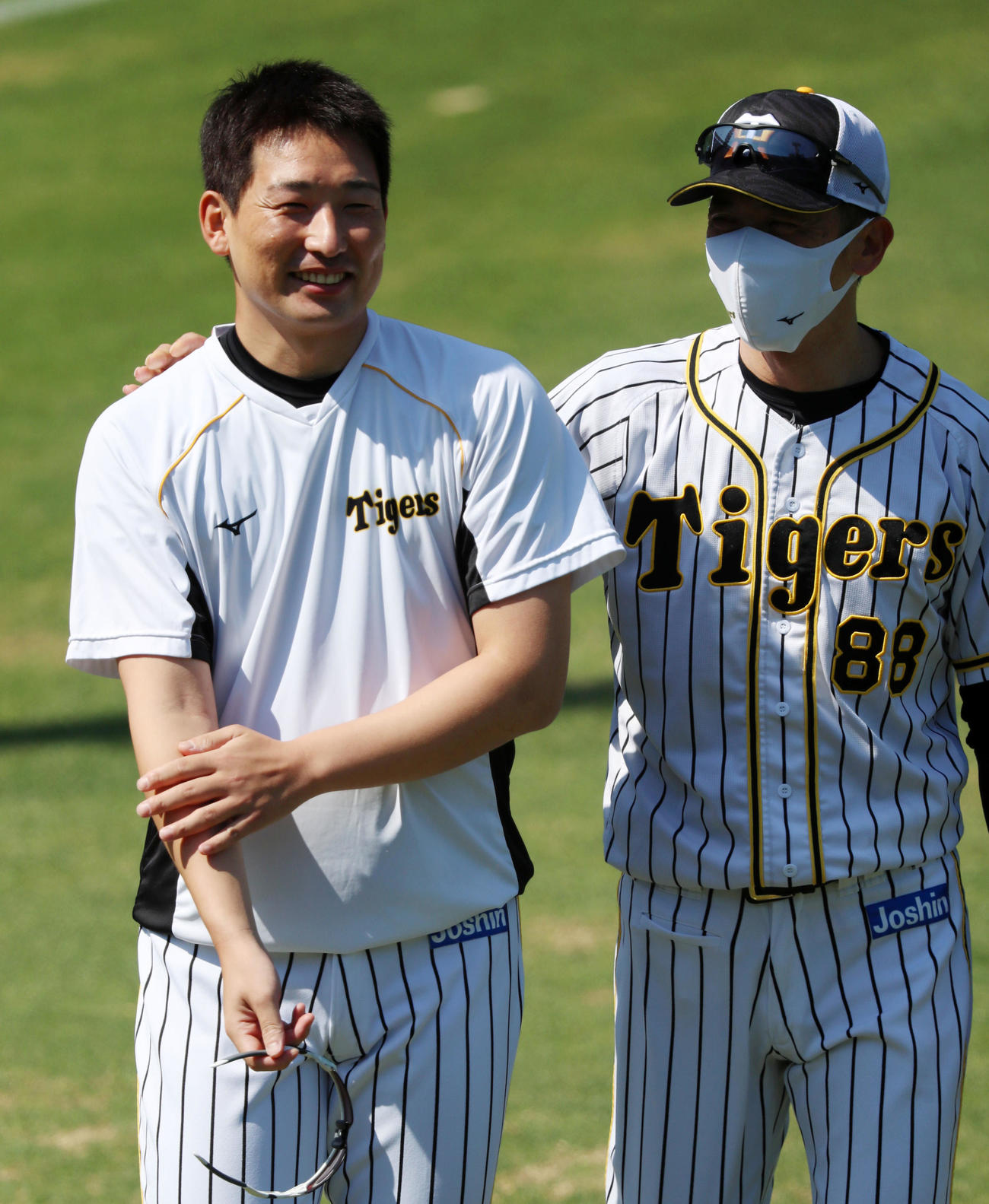 矢野監督（右）から声を掛けられる岩崎（2021年6月1日撮影）