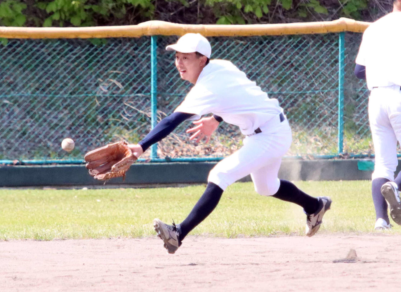 守備練習に取り組む北海学園大の鈴木大主将（撮影・永野高輔）