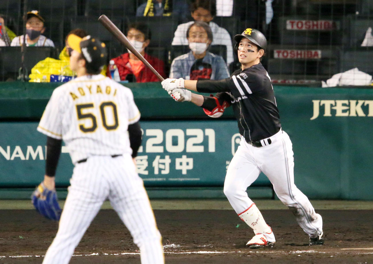 阪神対ソフトバンク　8回表ソフトバンク無死、栗原は右越え本塁打を放つ（撮影・上山淳一）