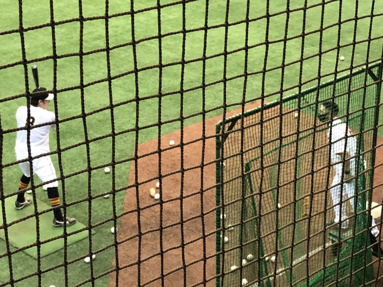 ジャイアンツ球場で阿部2軍監督指導の下、ティー打撃を行う巨人丸