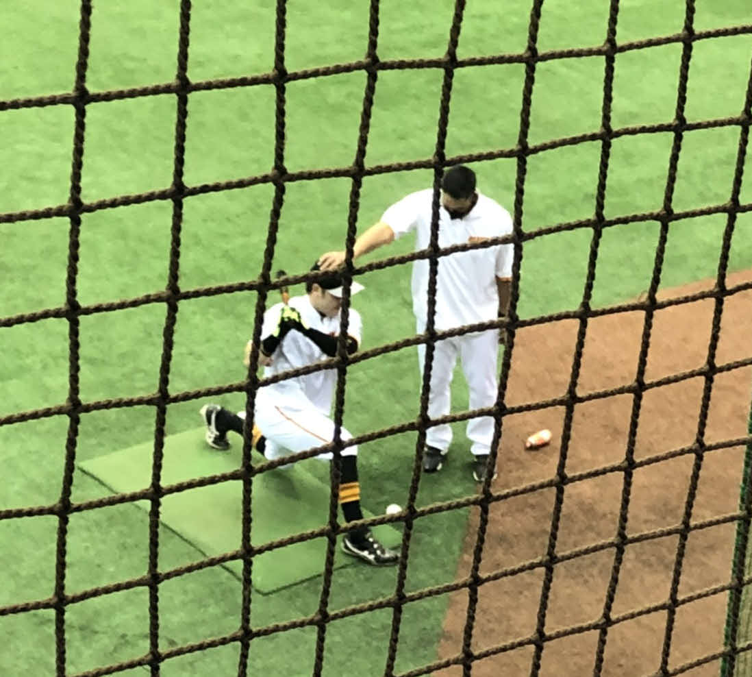ジャイアンツ球場で阿部2軍監督に打ち終わりの姿勢の指導を受ける巨人丸