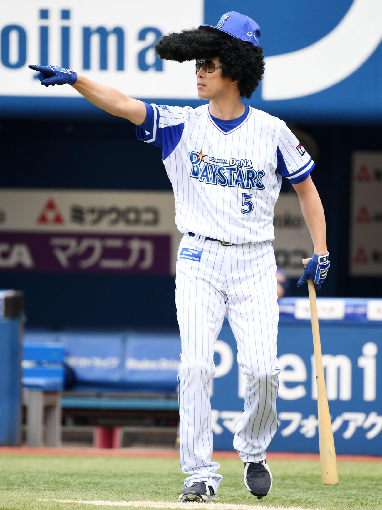DeNA対ロッテ　1打席対決にリーゼント姿で登場した森本稀哲氏（撮影・横山健太）