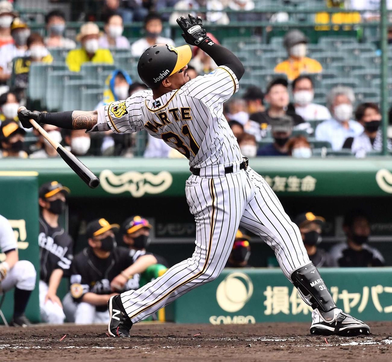 阪神対ソフトバンク　3回裏阪神1死一塁、左中間越え先制2点本塁打を放つマルテ（撮影・上田博志）