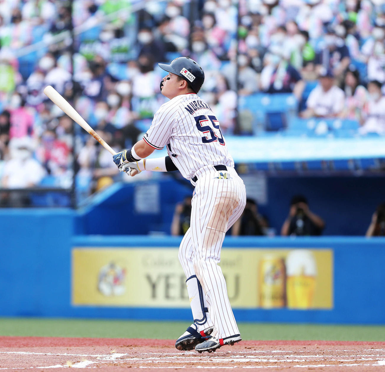 ヤクルト対西武　6回裏ヤクルト無死、中越えソロ本塁打を放つ村上（撮影・河田真司）