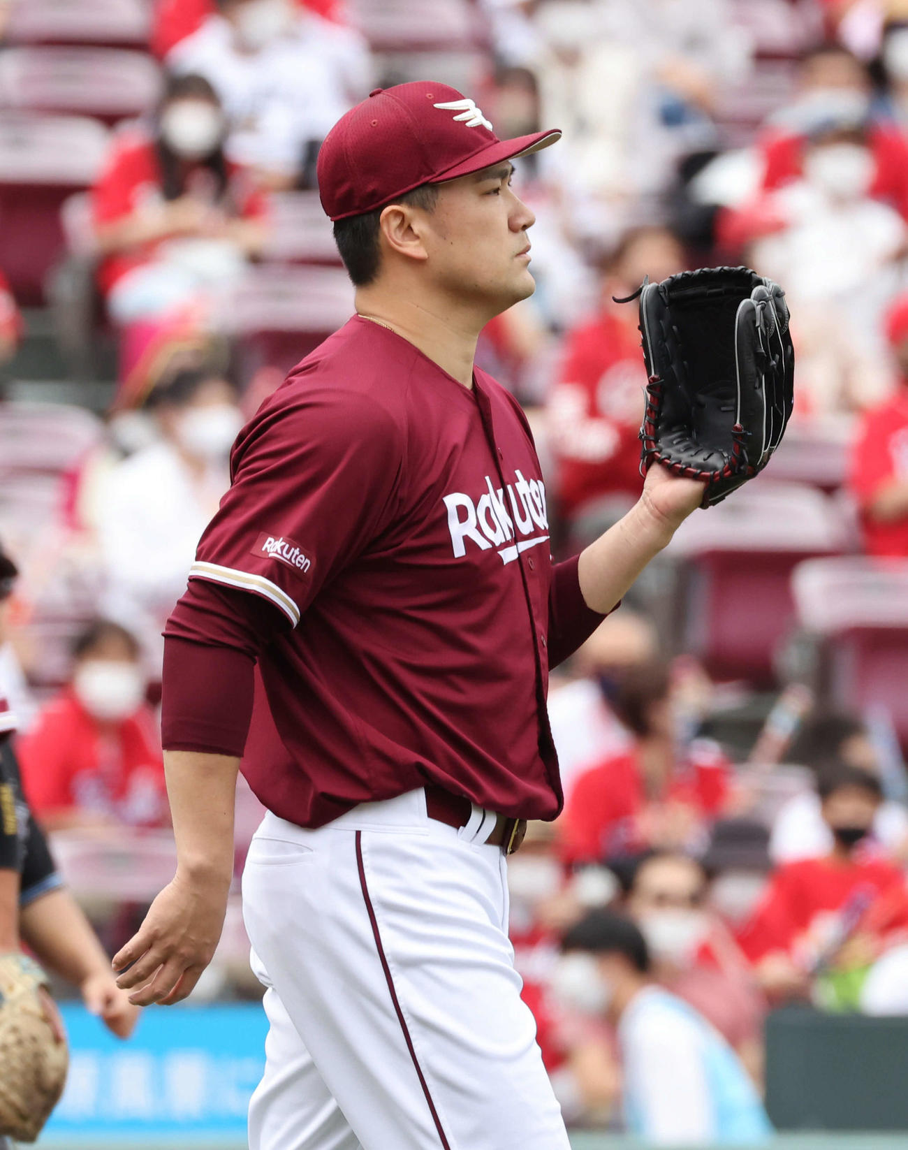 広島対楽天　1回裏広島無死一、三塁、坂倉に中犠飛を打たれた田中将（撮影・加藤孝規）