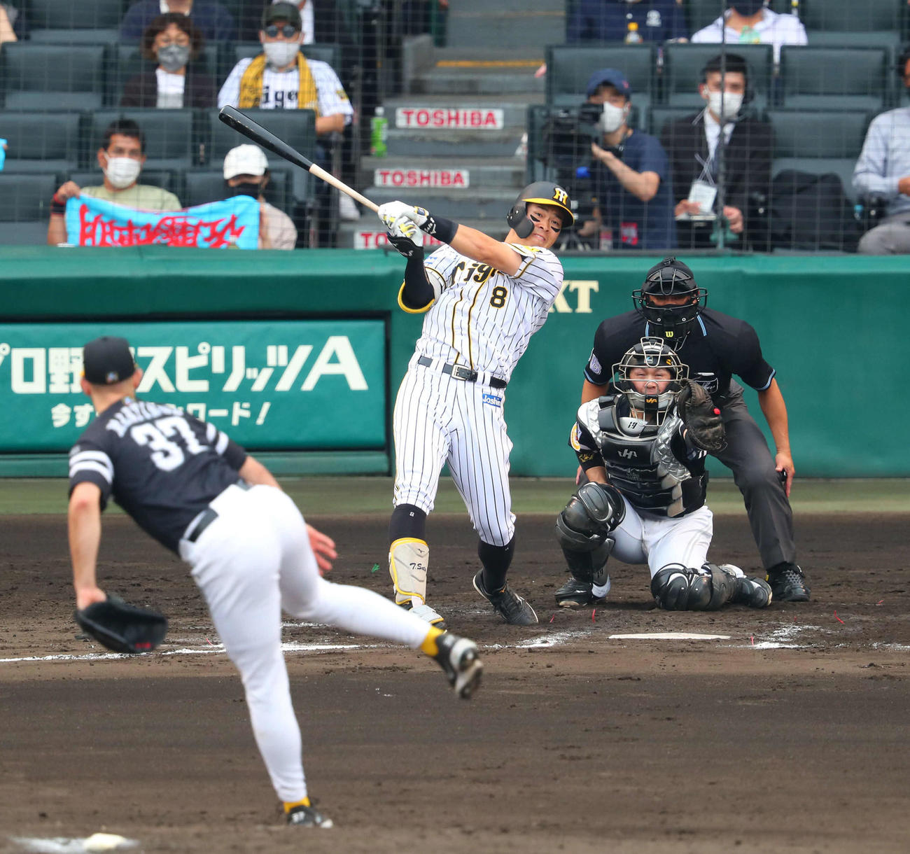 阪神対ソフトバンク　6回裏阪神1死、佐藤輝明は左前打を放つ（撮影・宮崎幸一）