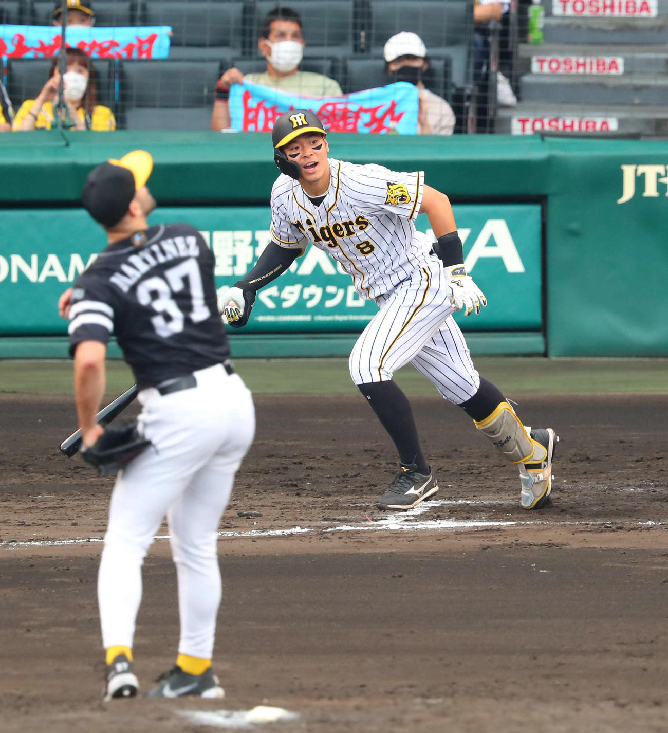 阪神対ソフトバンク　6回裏阪神1死、佐藤輝明は左前打を放つ（撮影・宮崎幸一）