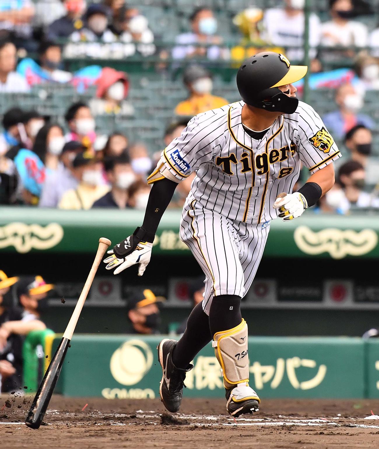 阪神対ソフトバンク　6回裏阪神1死、左前安打を放つ佐藤輝明（撮影・上田博志）