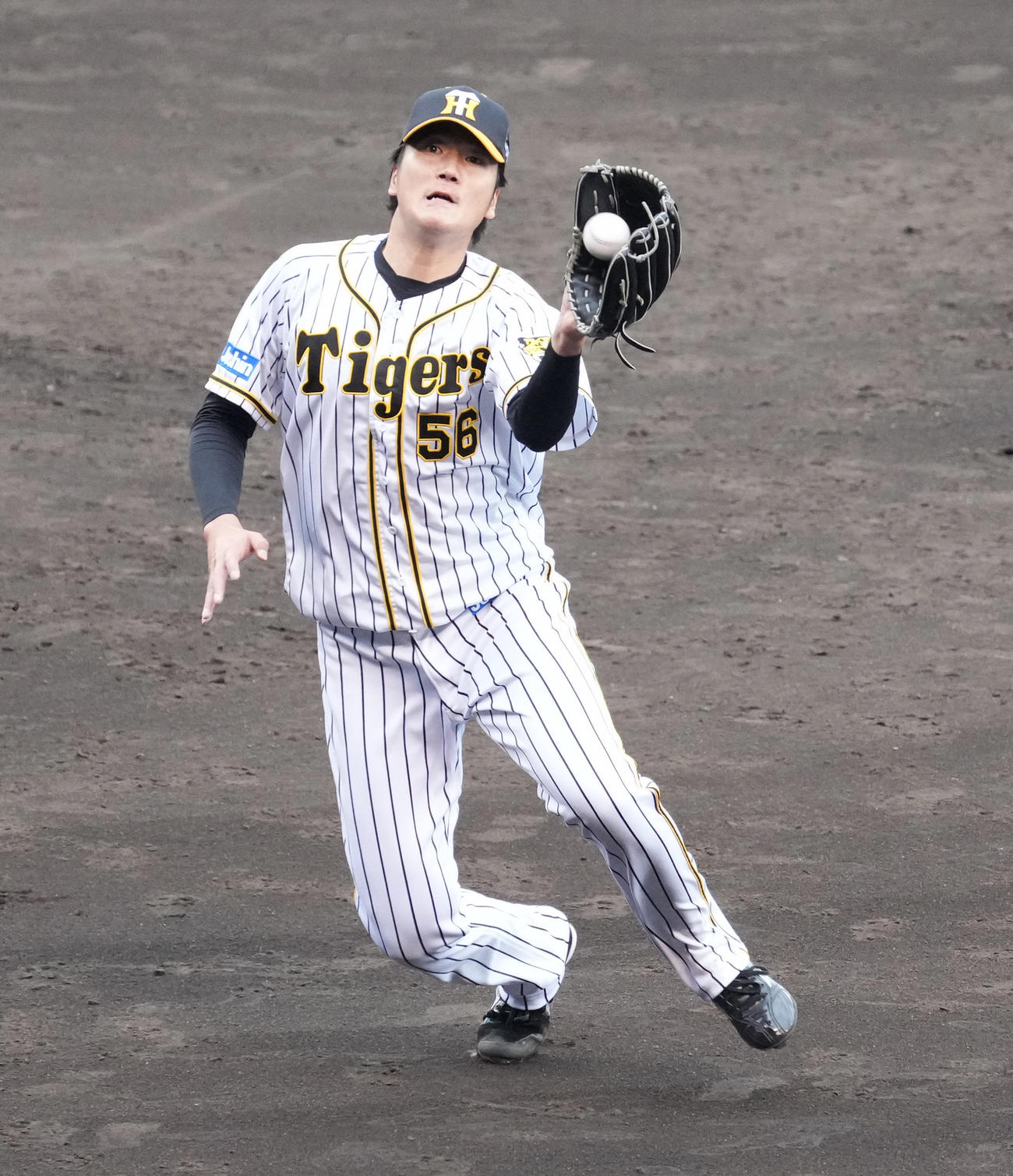 阪神対ソフトバンク　7回表ソフトバンク1死二、三塁、栗原陵矢の投ゴロで足を痛める小林慶祐（撮影・清水貴仁）
