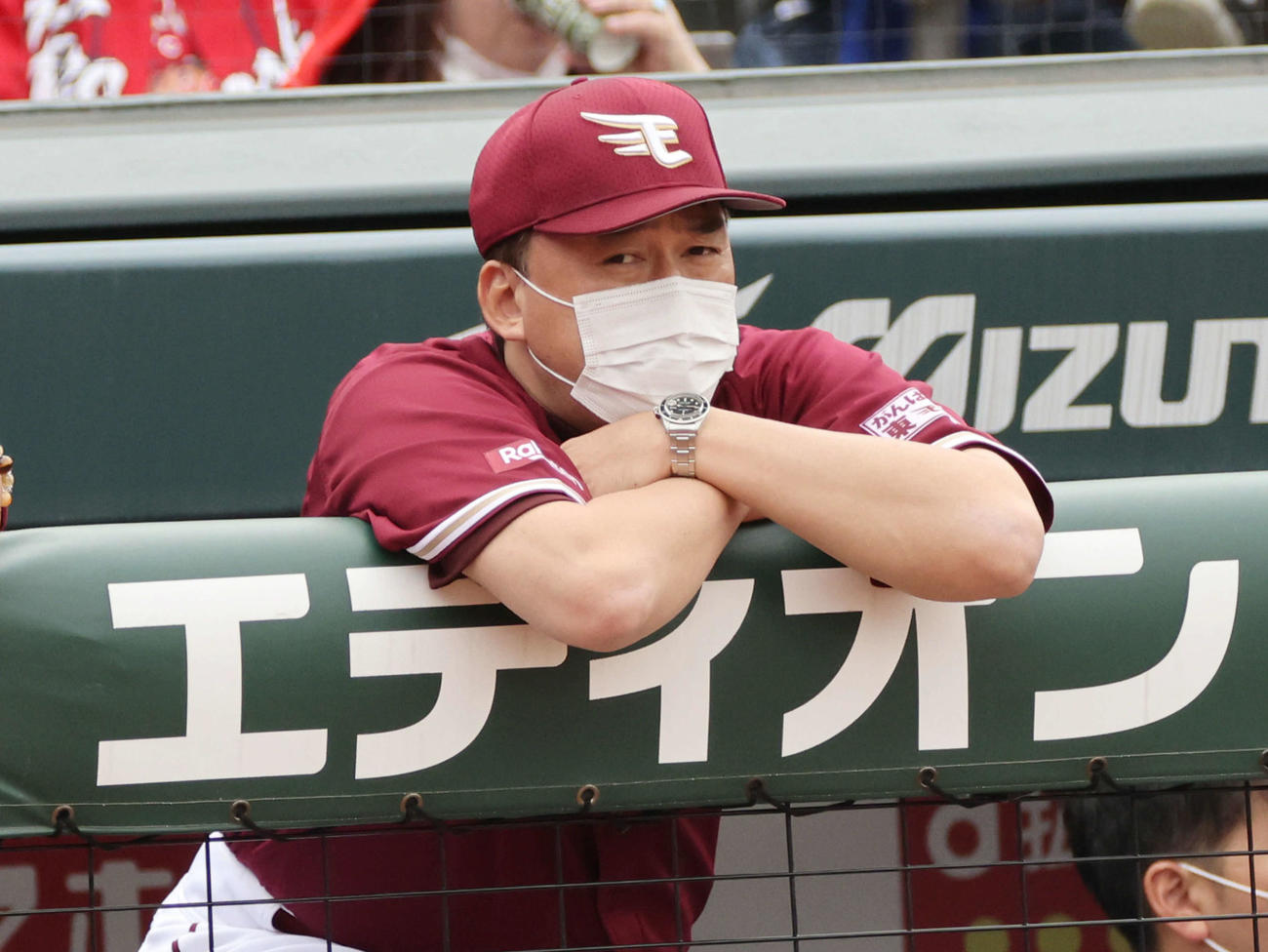 広島対楽天　6回表楽天、ベンチの石井監督（撮影・加藤孝規）