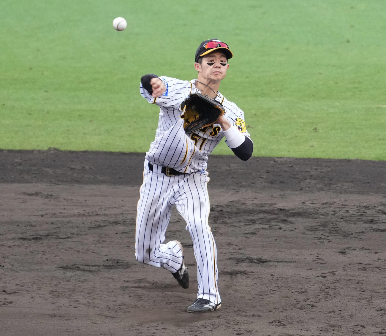 阪神対ソフトバンク　7回表ソフトバンク2死三塁、柳田のゴロを捕るも一塁悪送球してしまう遊撃手中野（撮影・清水貴仁）