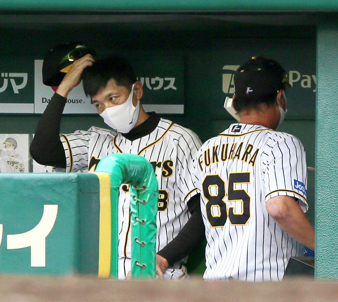 阪神対ソフトバンク　8回の守備を終え、ベンチで頭をかく矢野燿大監督（撮影・上山淳一）