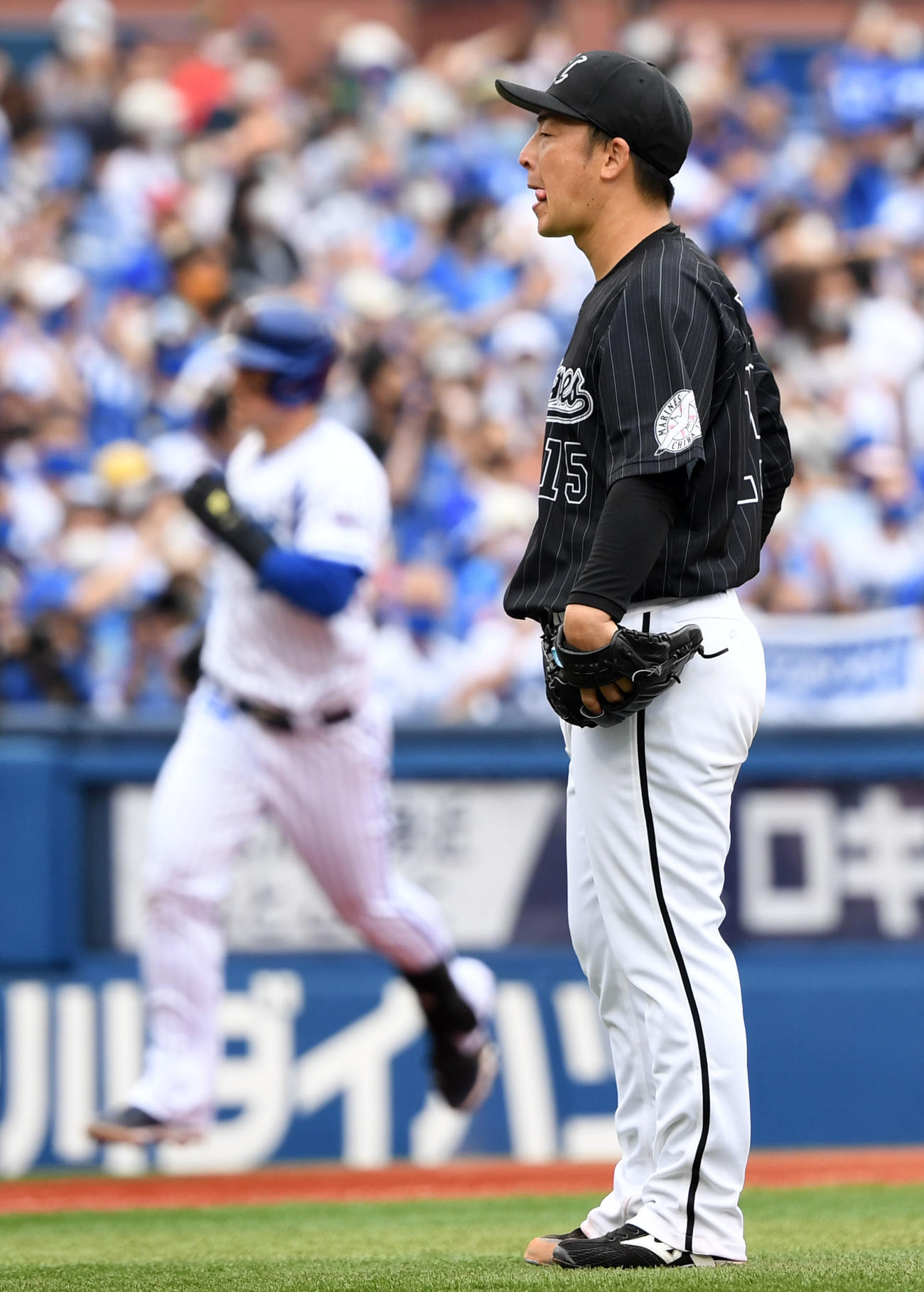 DeNA対ロッテ　4回裏DeNA2死一塁、オースティンに左越え2点本塁打を浴びる美馬（撮影・横山健太）
