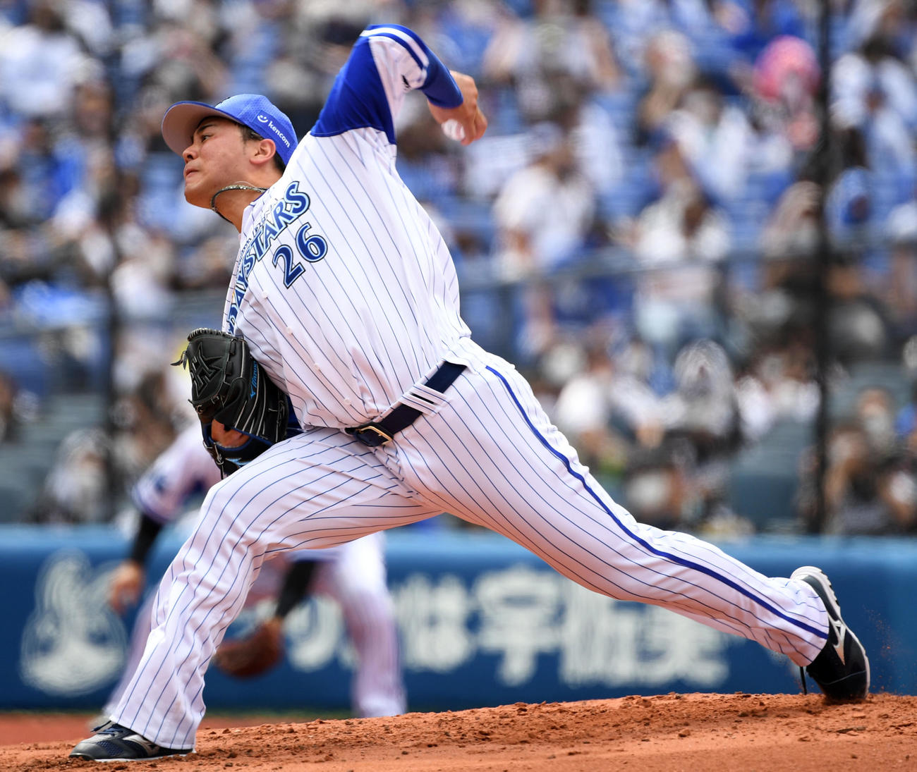 DeNA対ロッテ　力投するDeNA先発の浜口（撮影・横山健太）