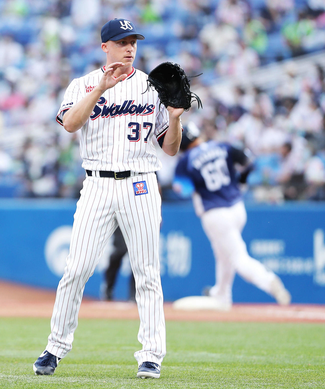 ヤクルト対西武　9回表西武無死、中村（奥）に左越え同点ソロ本塁打を浴びるマクガフ（撮影・河田真司）