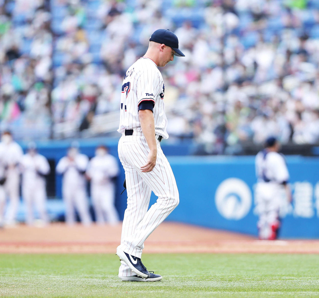 ヤクルト対西武　9回表西武1死、降板するマクガフ（撮影・河田真司）