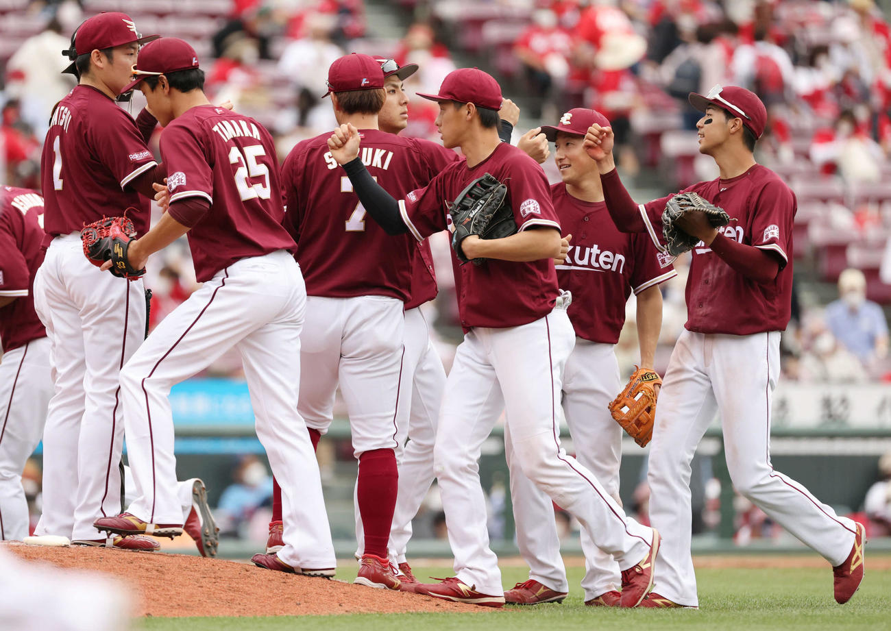 広島対楽天　広島に逆転勝ちした楽天ナイン（撮影・加藤孝規）
