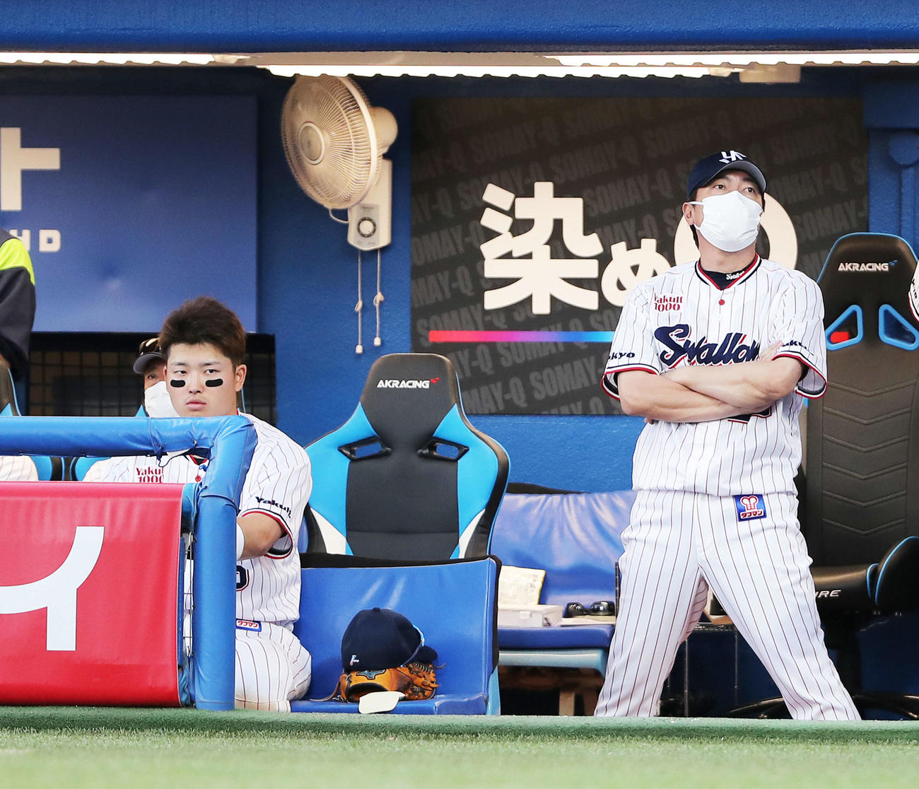 ヤクルト対西武　9回裏、ベンチから戦況を見つめる村上（左）と高津監督（撮影・河田真司）