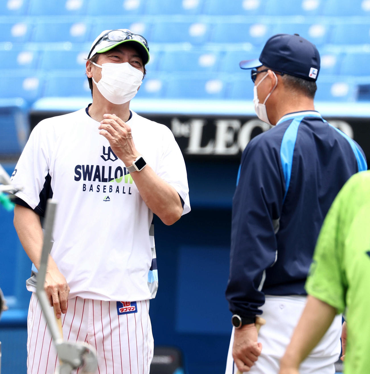 ヤクルト対西武　試合前、笑顔で言葉を交わすヤクルト高津監督（左）と西武辻監督（撮影・河田真司）