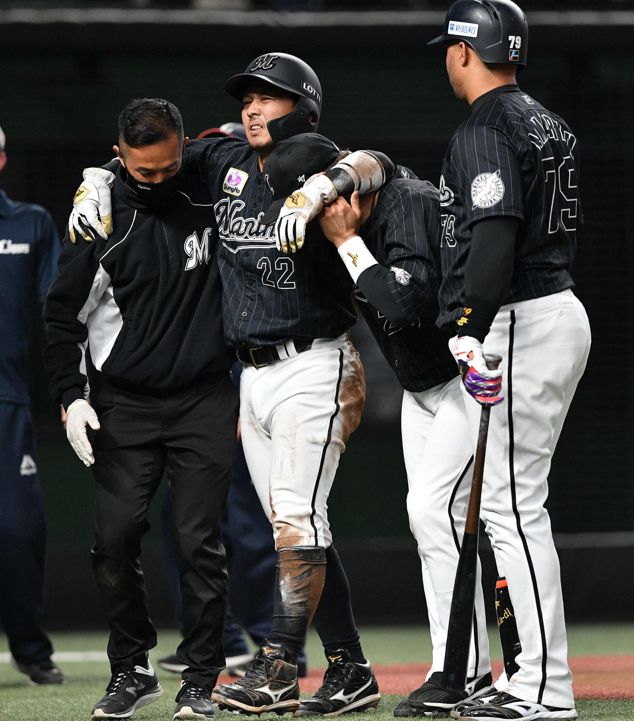 27日の西武戦で負傷し両肩を担がれてベンチへ引き揚げる田村（2021年4月27日）