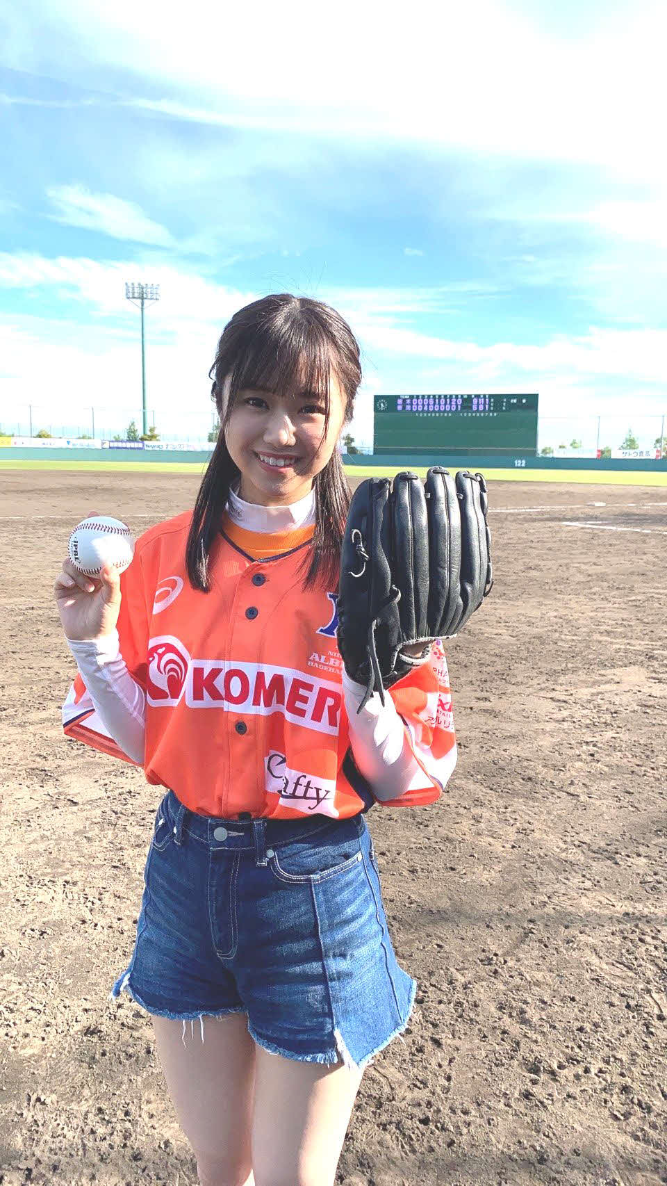 今季2度目の始球式を終え、ほっとした様子の真下華穂（Ｃ）フローラ