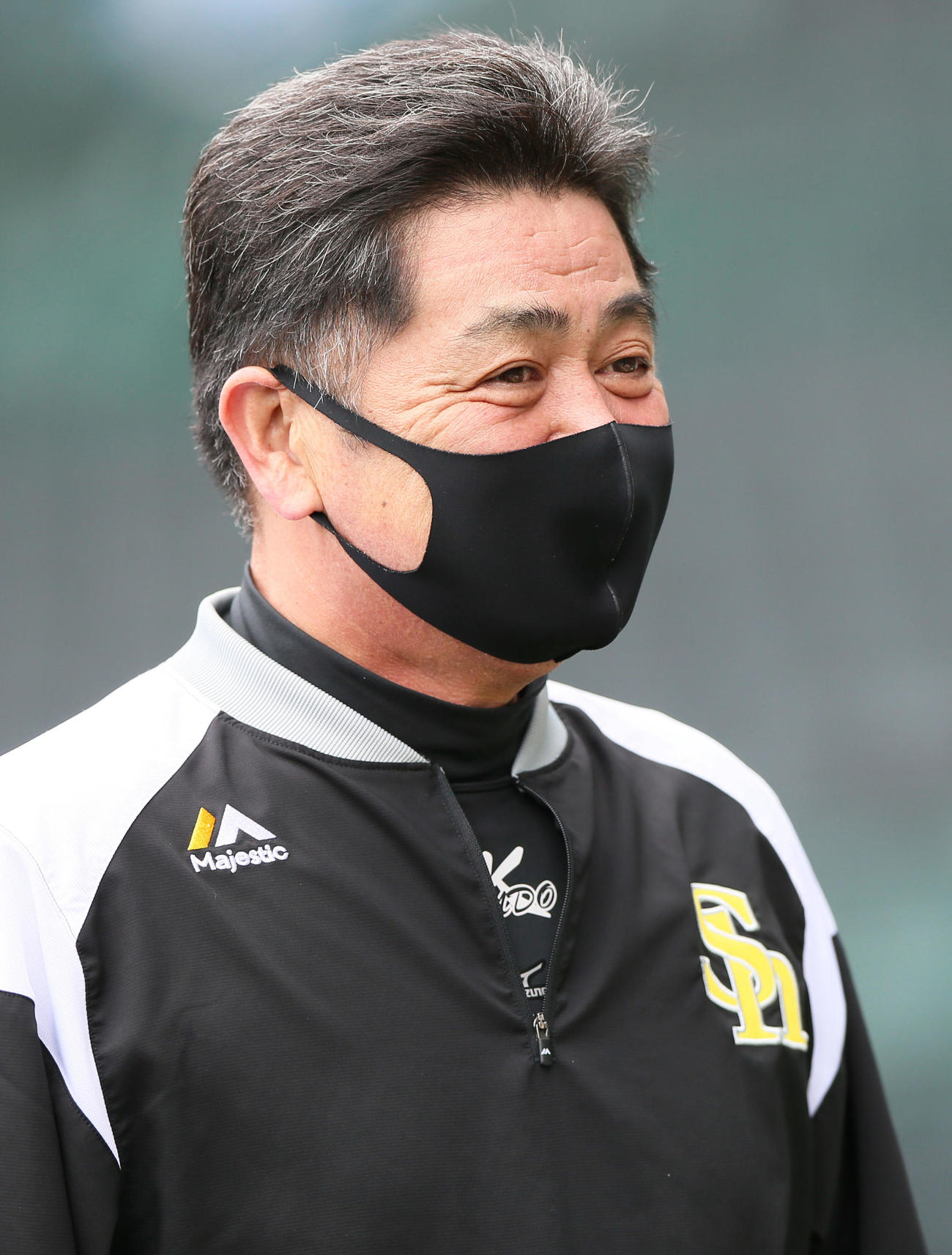 阪神対ソフトバンク　試合前、リラックスした表情を見せるソフトバンク工藤監督（撮影・上山淳一）