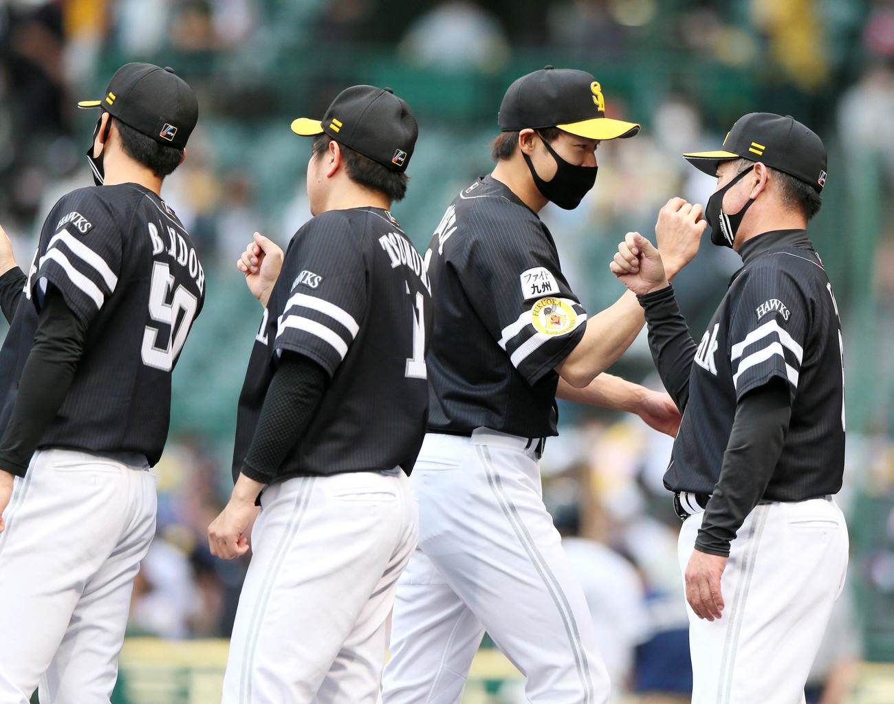 阪神対ソフトバンク　ソフトバンク工藤監督（右）は阪神に勝利し、ナインとタッチを交わす（撮影・上山淳一）