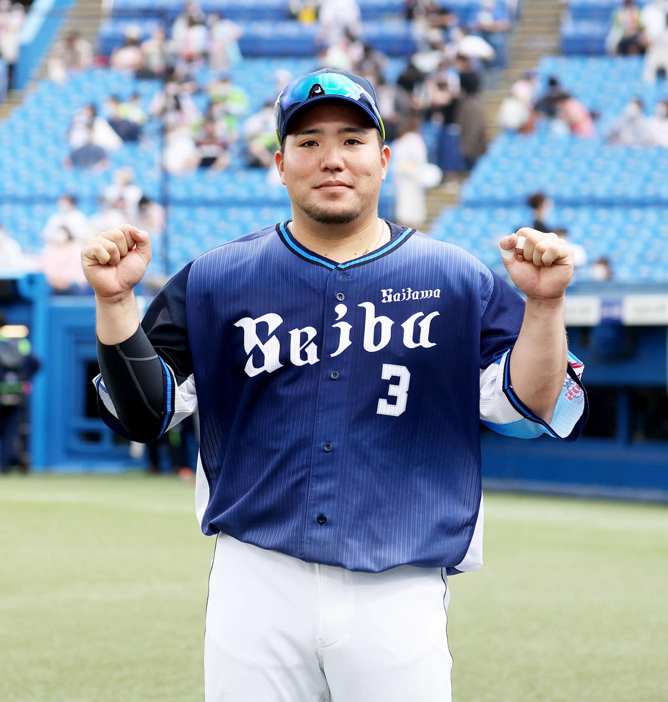 ヤクルト対西武　ヤクルトに勝利し、勝利インタビュー後にガッツポーズで写真に納まる西武山川（撮影・河田真司）
