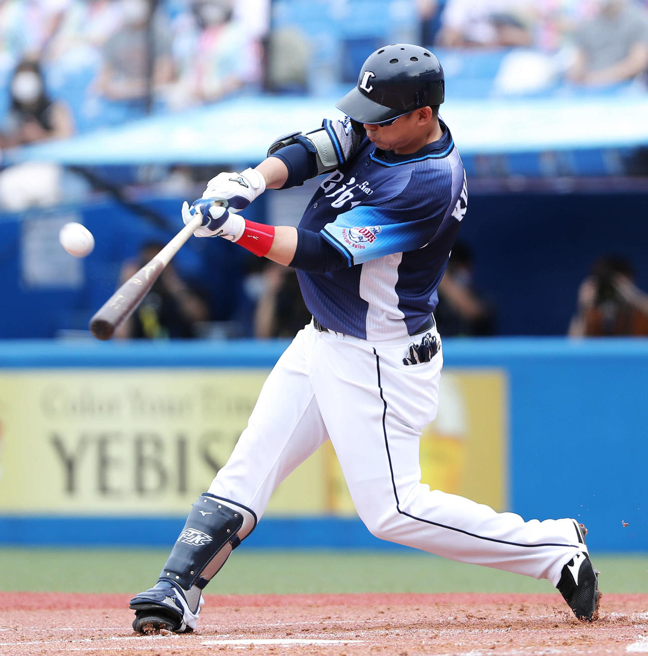 ヤクルト対西武　1回表西武1死一、三塁、中犠飛を放つ栗山（撮影・河田真司）
