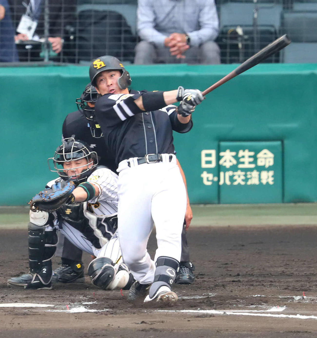 阪神対ソフトバンク　6回表ソフトバンク2死三塁、甲斐は左越え逆転2点本塁打を放つ（撮影・宮崎幸一）