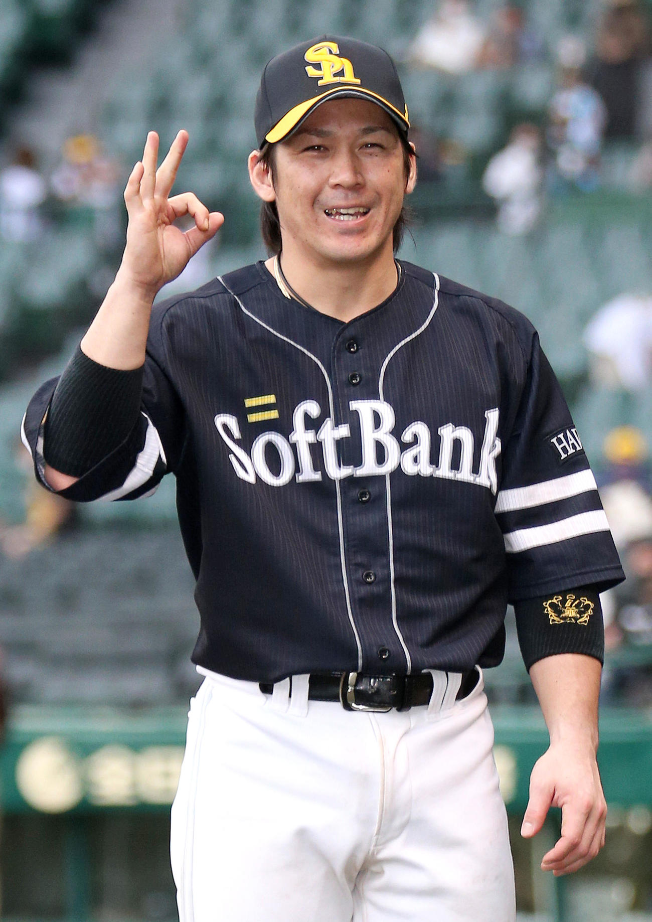 阪神対ソフトバンク　ヒーローのソフトバンク甲斐はOKポーズで笑顔を見せる（撮影・上山淳一）