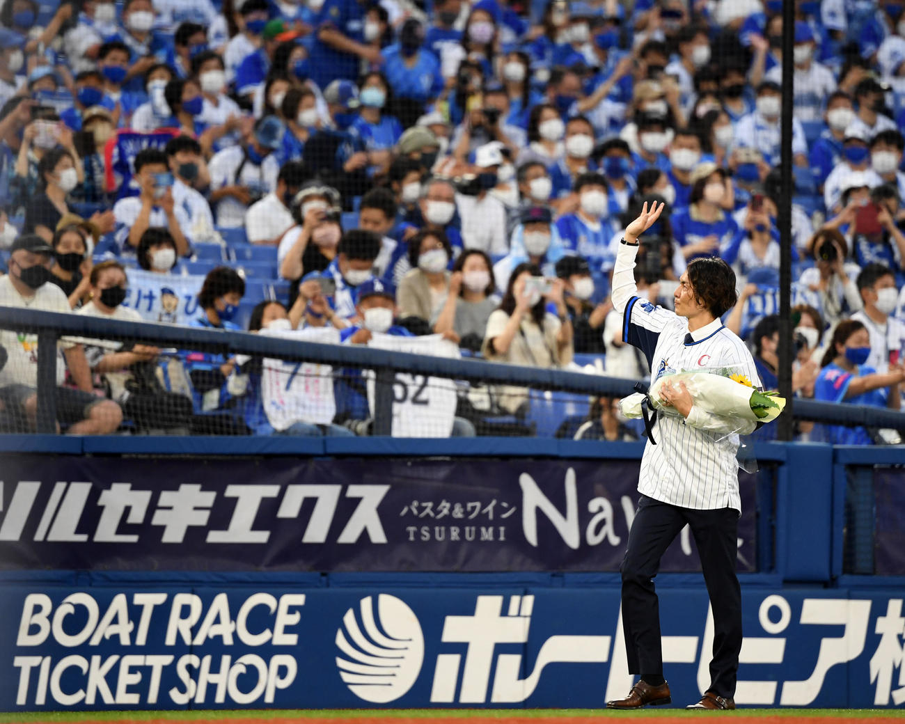 DeNA対ロッテ　引退セレモニーでファンに手を振る石川雄洋氏（撮影・横山健太）