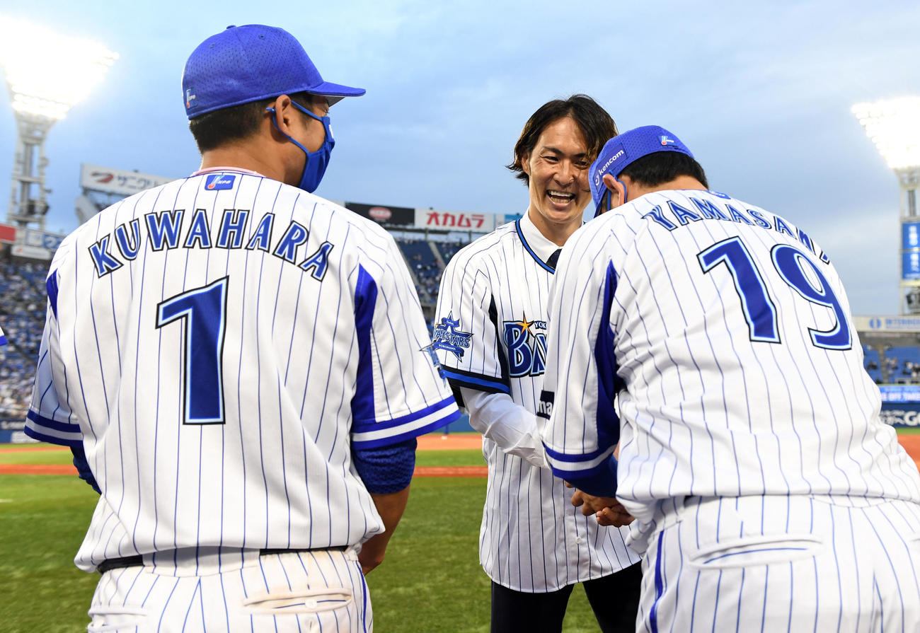 DeNA対ロッテ　引退セレモニーでDeNAナインと握手を交わす石川雄洋氏（中央）（撮影・横山健太）