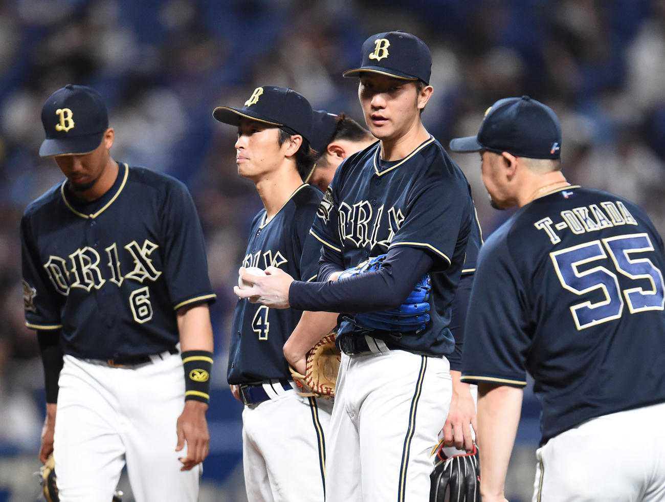 4回裏中日1死満塁、マウンドの田嶋のもとに集まるオリックスナイン（撮影・森本幸一）