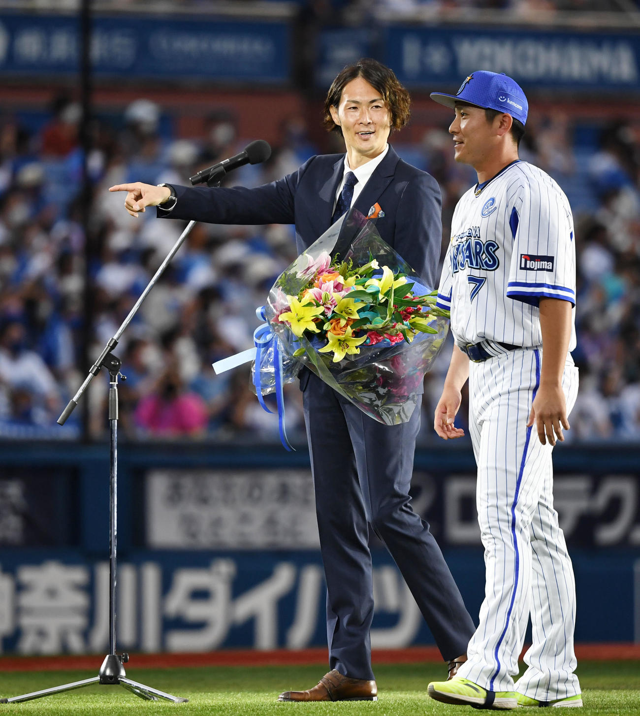 DeNA対ロッテ　引退セレモニーでDeNA佐野（右）から花束を受け取る石川雄洋氏（撮影・横山健太）