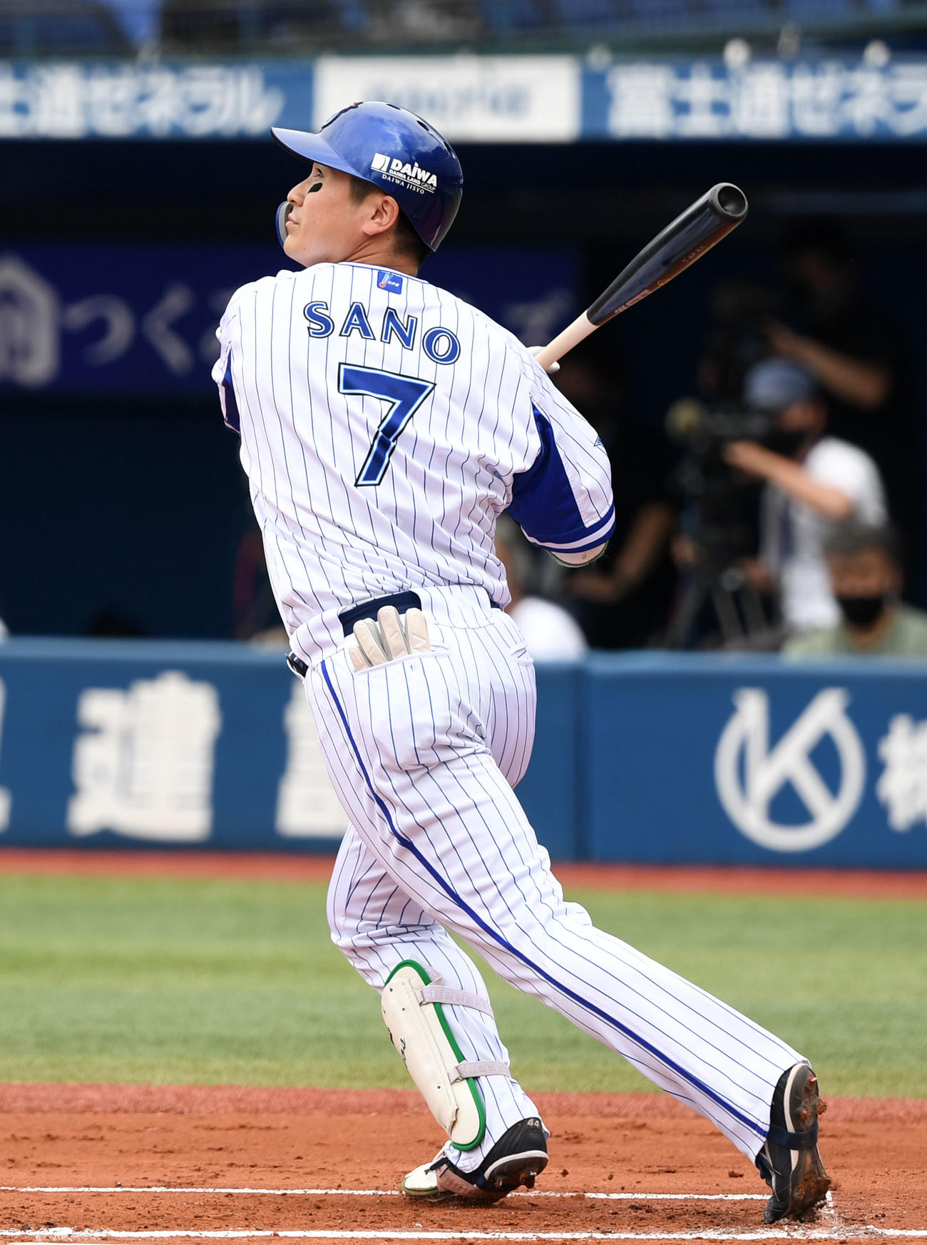 DeNA対ロッテ　1回裏DeNA1死三塁、左前適時二塁打を放つ佐野（撮影・横山健太）