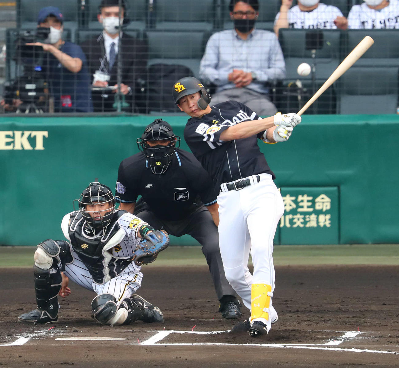 阪神対ソフトバンク　6回表ソフトバンク1死一塁、真砂は左適時二塁打を放ち、本塁送球間に三塁まで進む（撮影・宮崎幸一）