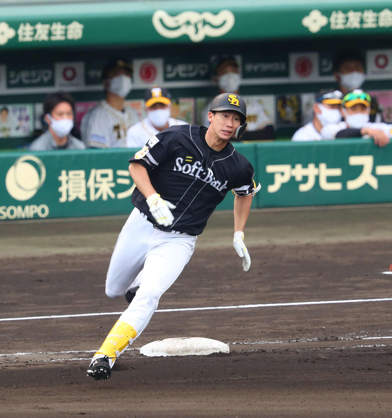 阪神対ソフトバンク　6回表ソフトバンク1死一塁、真砂は左適時二塁打を放ち、本塁送球間に三塁まで進む（撮影・宮崎幸一）