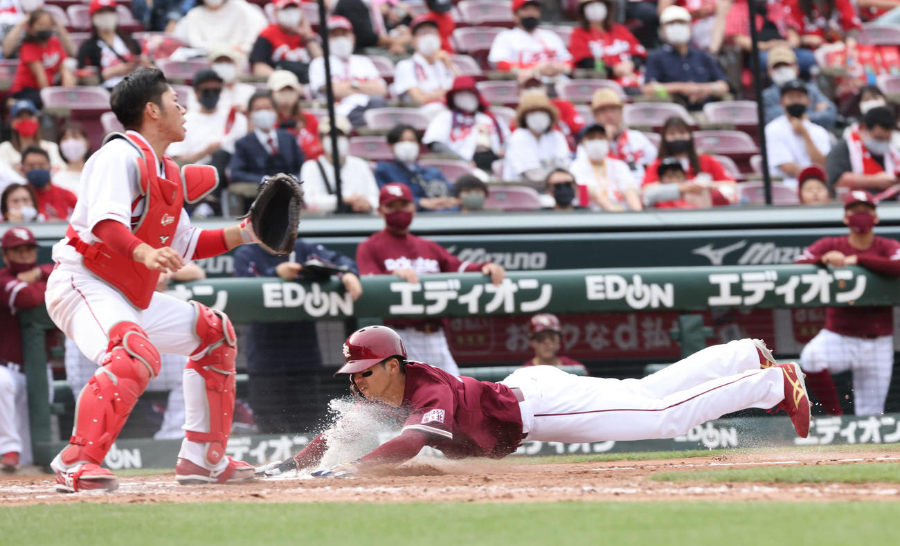 広島対楽天　8回表楽天1死二、三塁、村林のスクイズで生還する代走の武藤。左は捕手坂倉（撮影・加藤孝規）