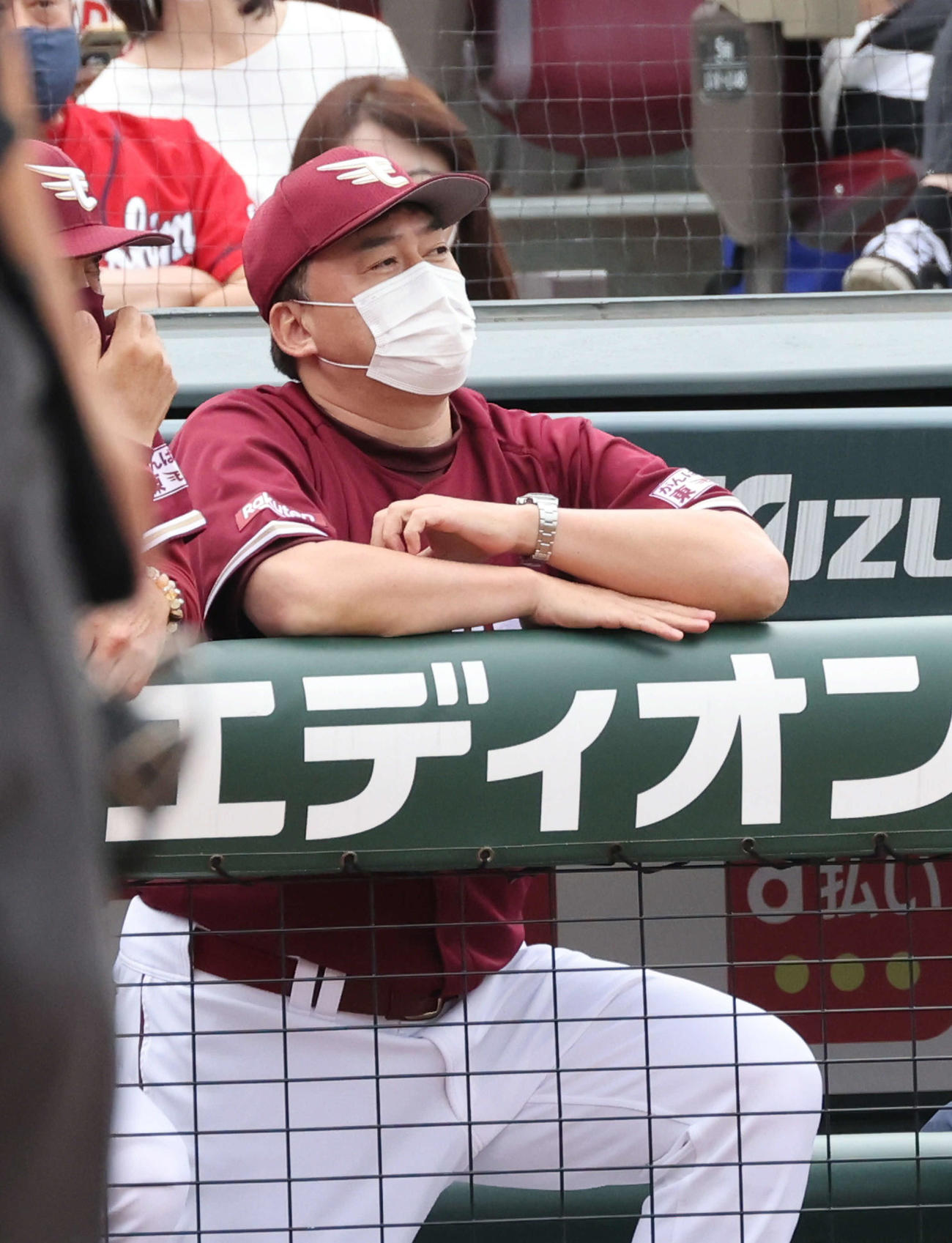 広島対楽天　8回表1死、連続犠打成功に、にんまりの石井監督（撮影・加藤孝規）