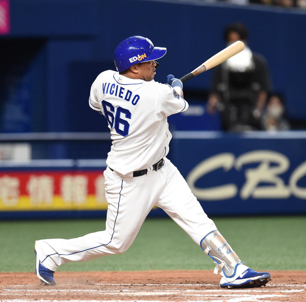 中日対オリックス　8回裏中日無死、左越え本塁打を放つビシエド（撮影・森本幸一）