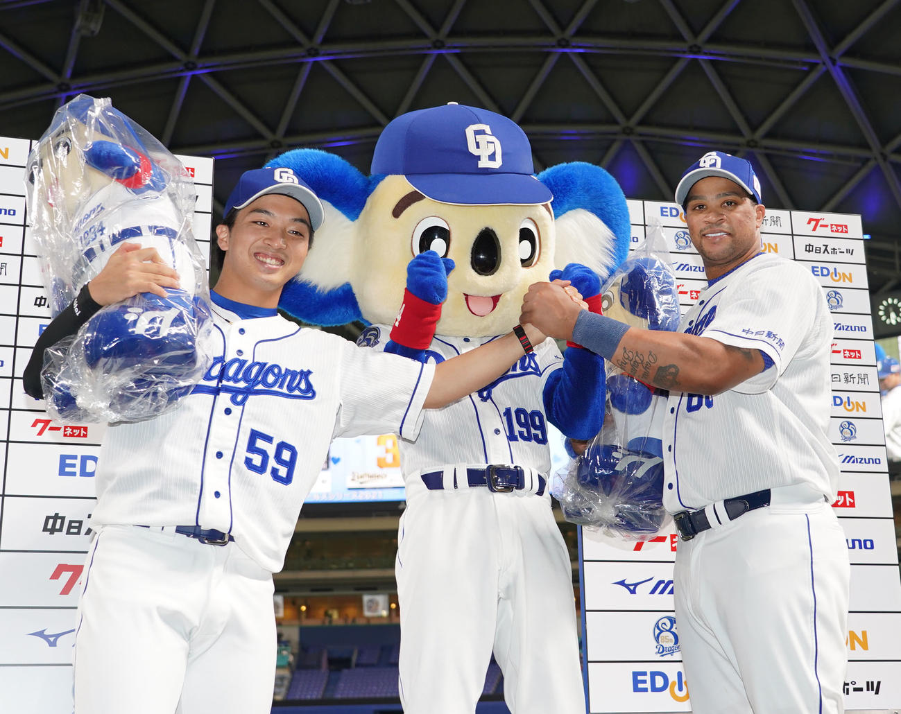 中日対オリックス　ヒーローインタビュー後、ドアラと共にポーズを決める山本（左）とビシエド（撮影・森本幸一）