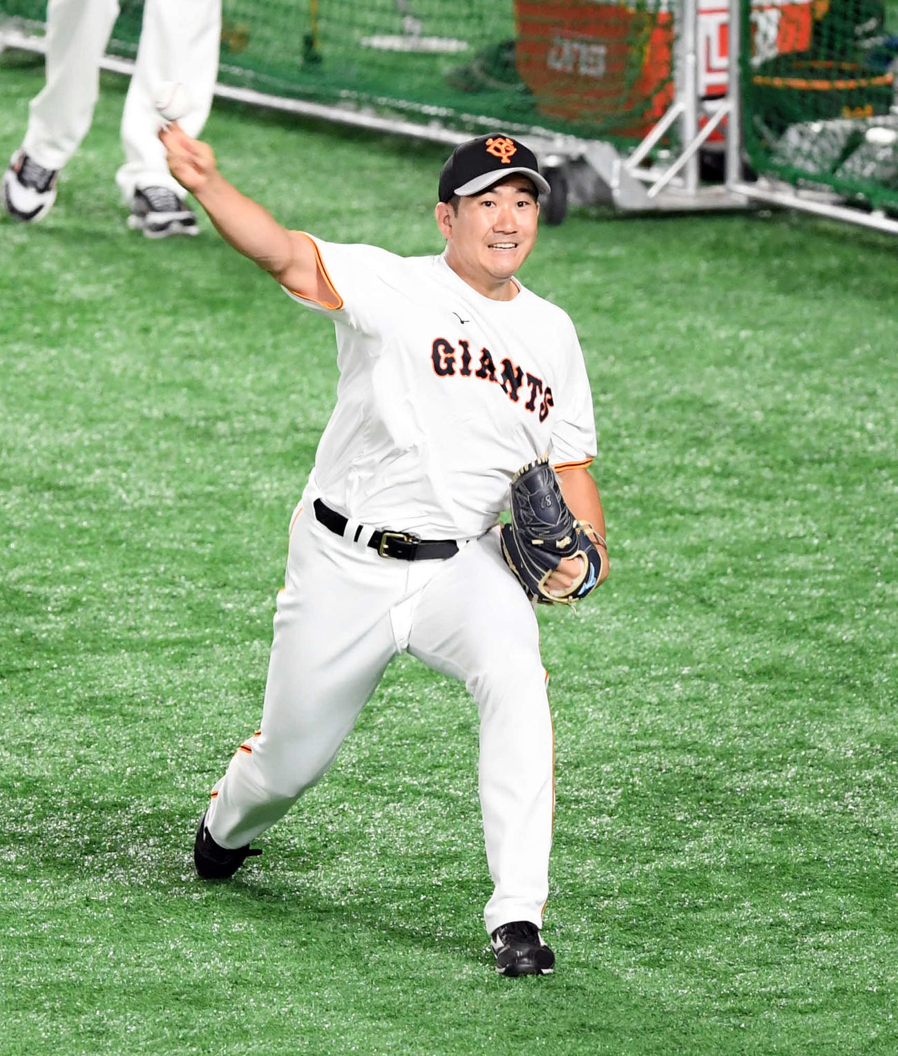 外野でキャッチボールをする巨人菅野（撮影・たえ見朱実）