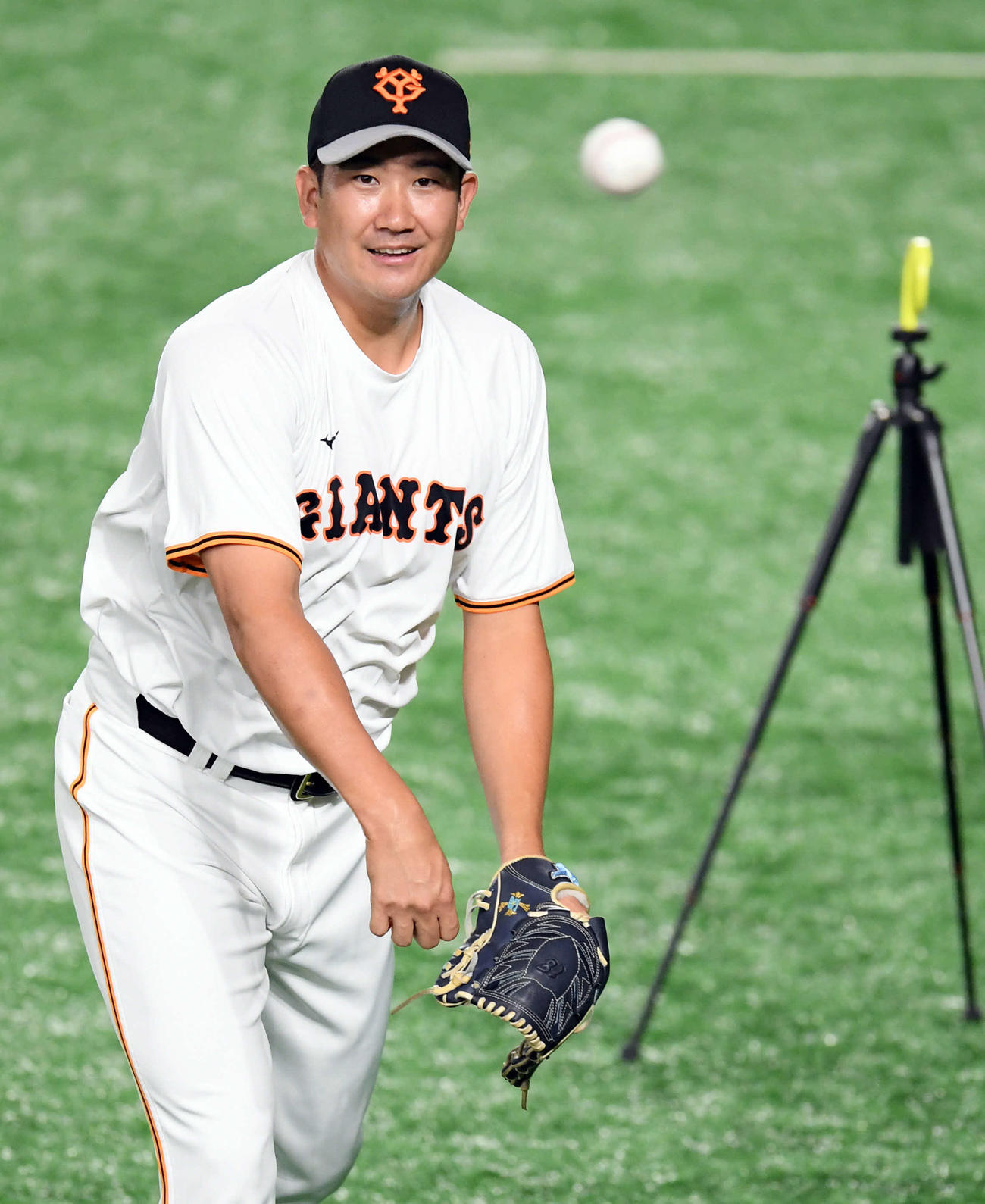 外野でキャッチボールをする巨人菅野（撮影・たえ見朱実）