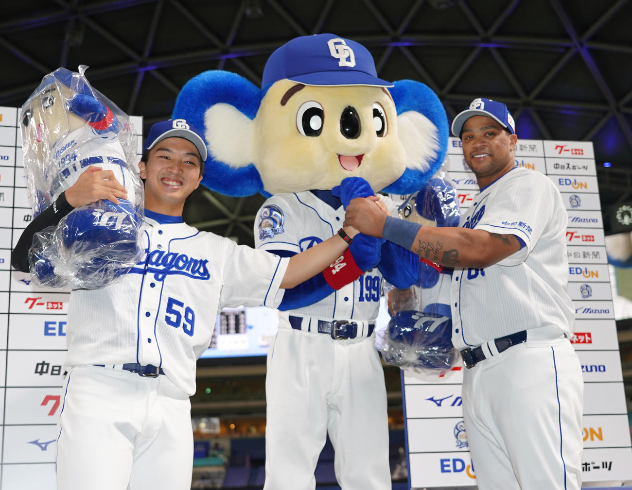 中日対オリックス　ヒーローインタビュー後、ドアラと共にポーズを決める山本（左）とビシエド（右）（撮影・森本幸一）