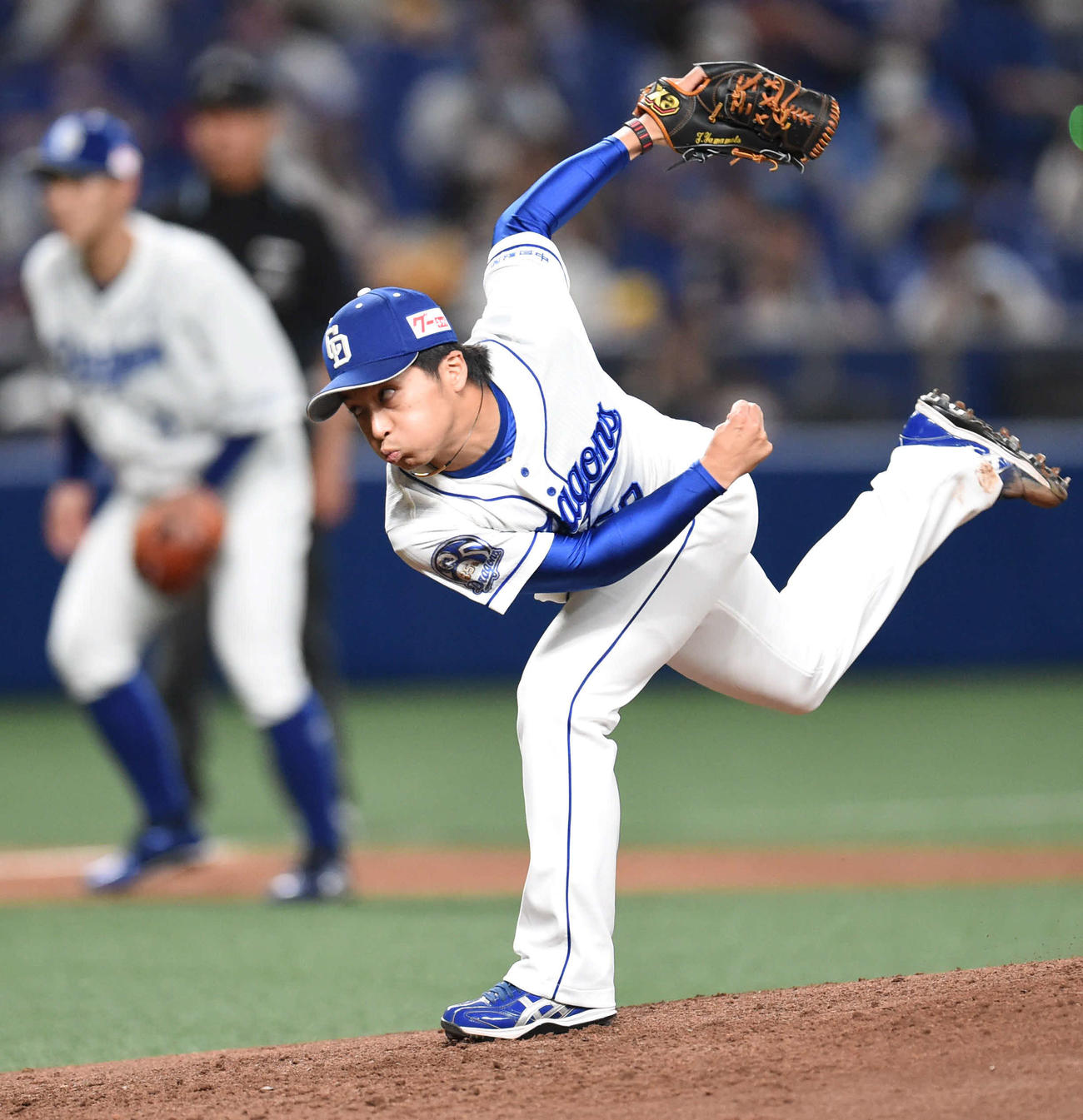 中日対オリックス　3回表オリックス無死一、二塁、中日2番手で登板する山本（撮影・森本幸一）